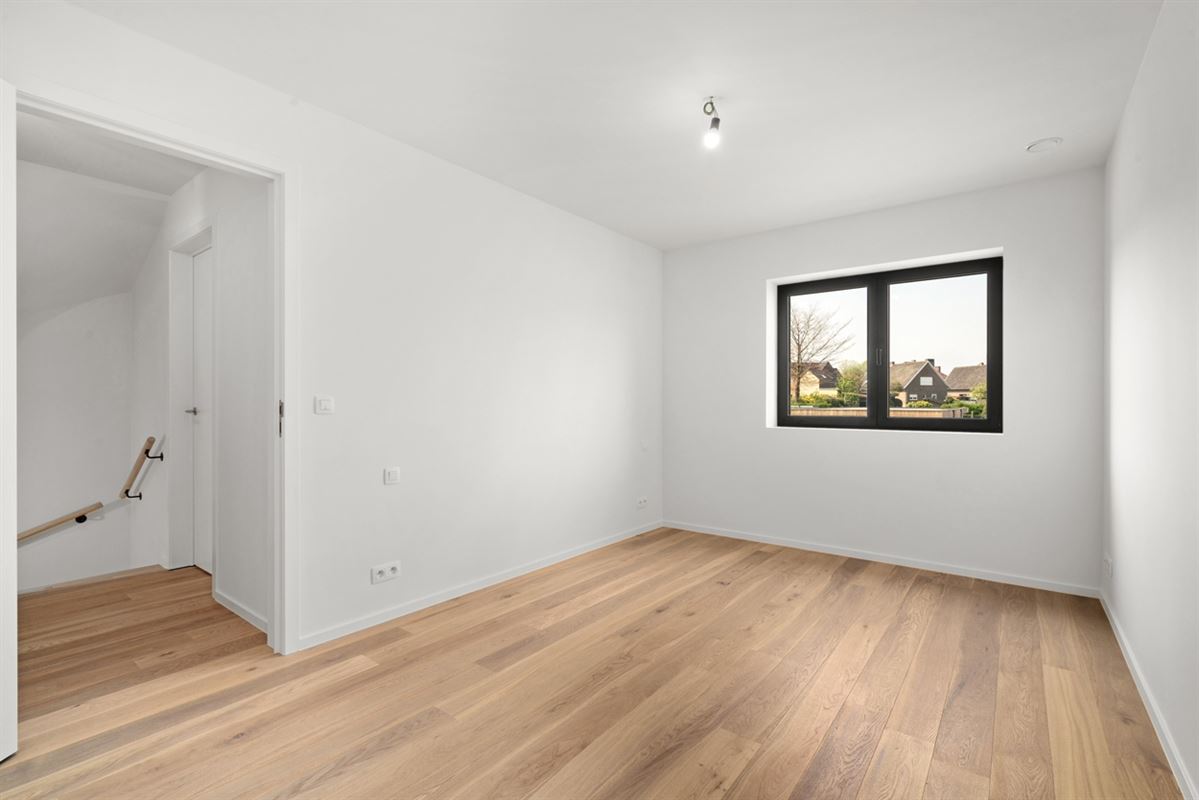 Instapklare GESLOTEN NIEUWBOUWWONING met 4 slpks, garage & carport op perceel van ca. 590m²