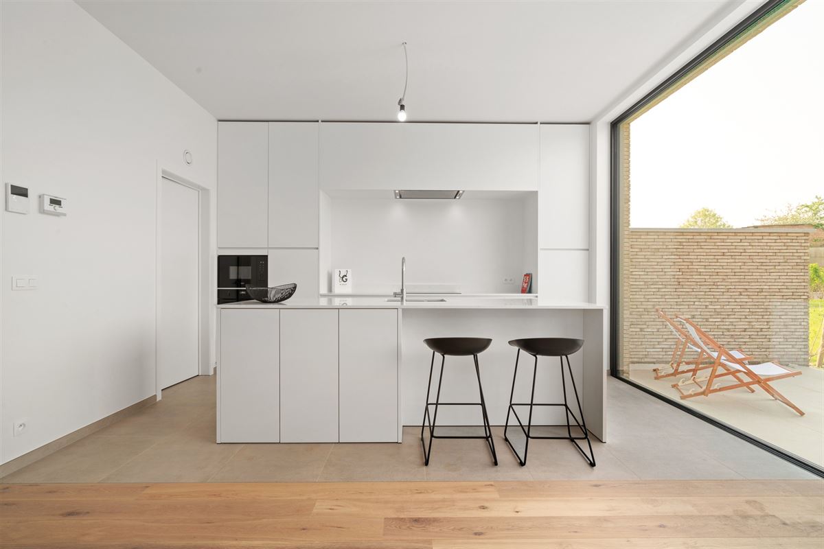 Instapklare GESLOTEN NIEUWBOUWWONING met 4 slpks, garage & carport op perceel van ca. 590m²