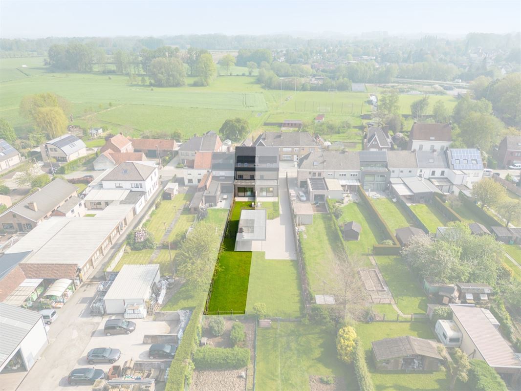 Instapklare GESLOTEN NIEUWBOUWWONING met 4 slpks, garage & carport op perceel van ca. 590m²