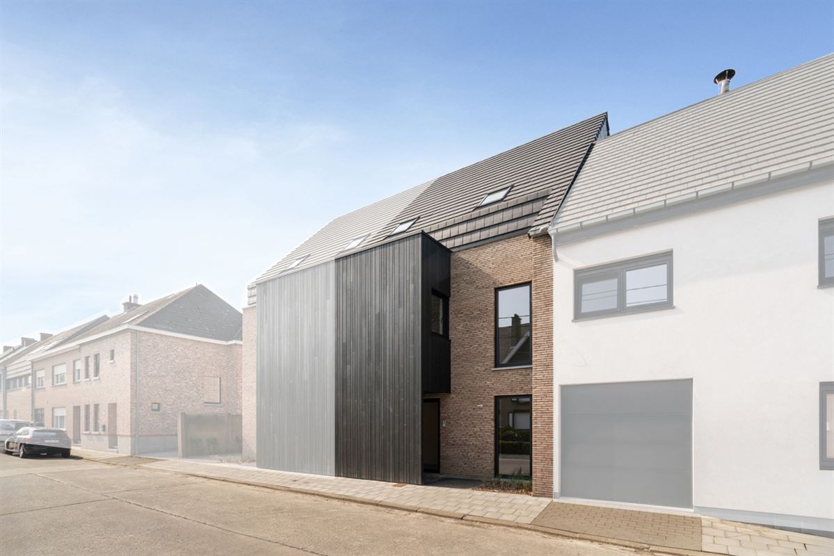 Instapklare GESLOTEN NIEUWBOUWWONING met 4 slpks, garage & carport op perceel van ca. 590m²