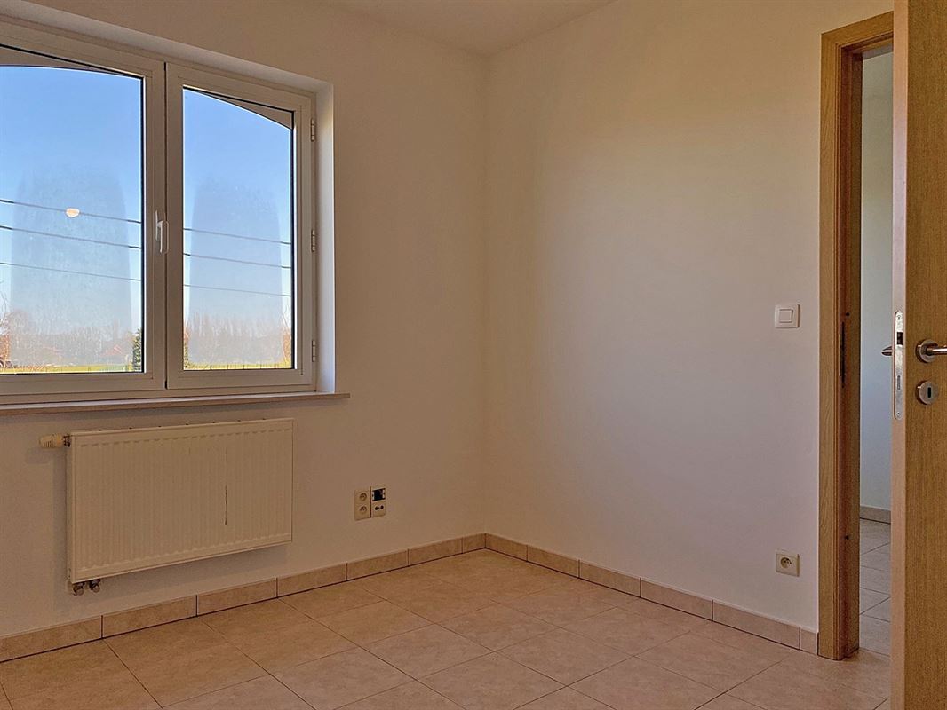 HALFOPEN BEBOUWING met 3 slaapkamers, garage & tuin