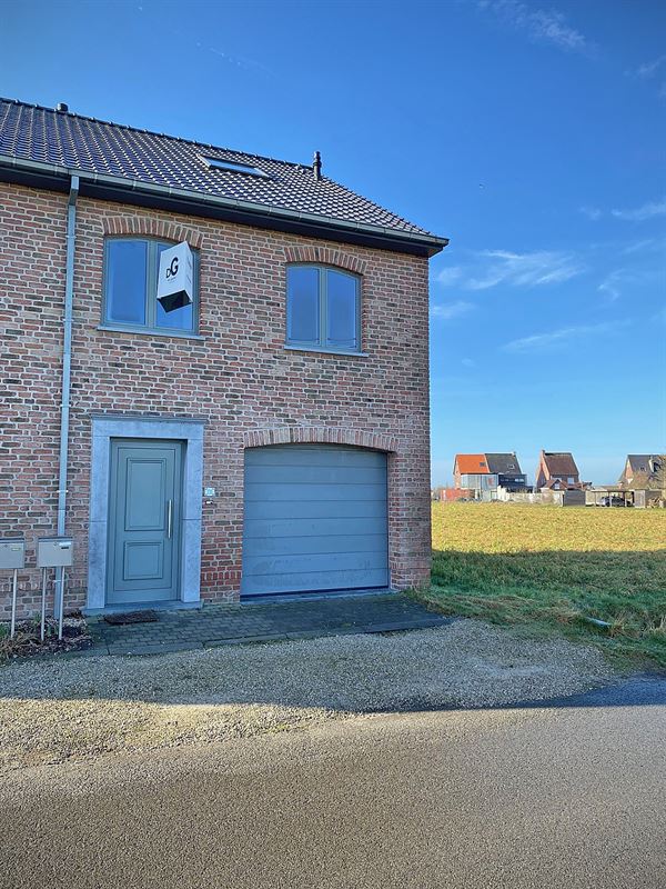 HALFOPEN BEBOUWING met 3 slaapkamers, garage & tuin