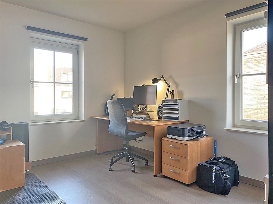 HALFOPEN BEBOUWING met 3 slaapkamers, garage & tuin