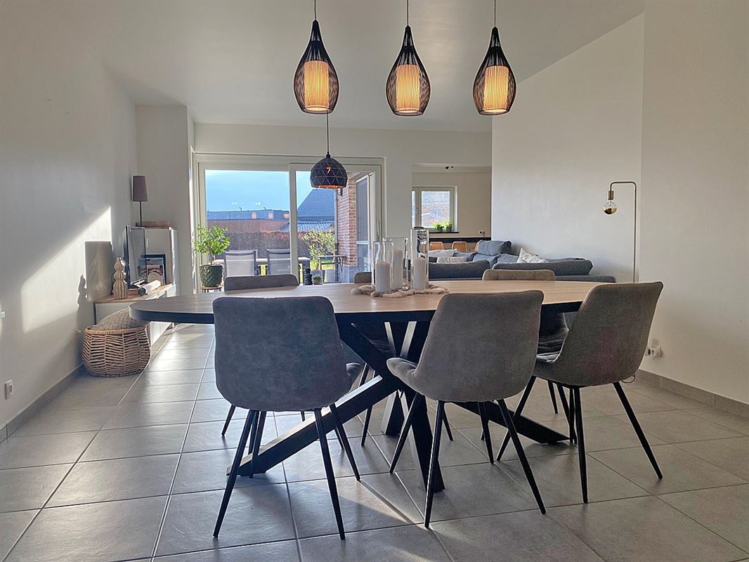 HALFOPEN BEBOUWING met 3 slaapkamers, garage & tuin