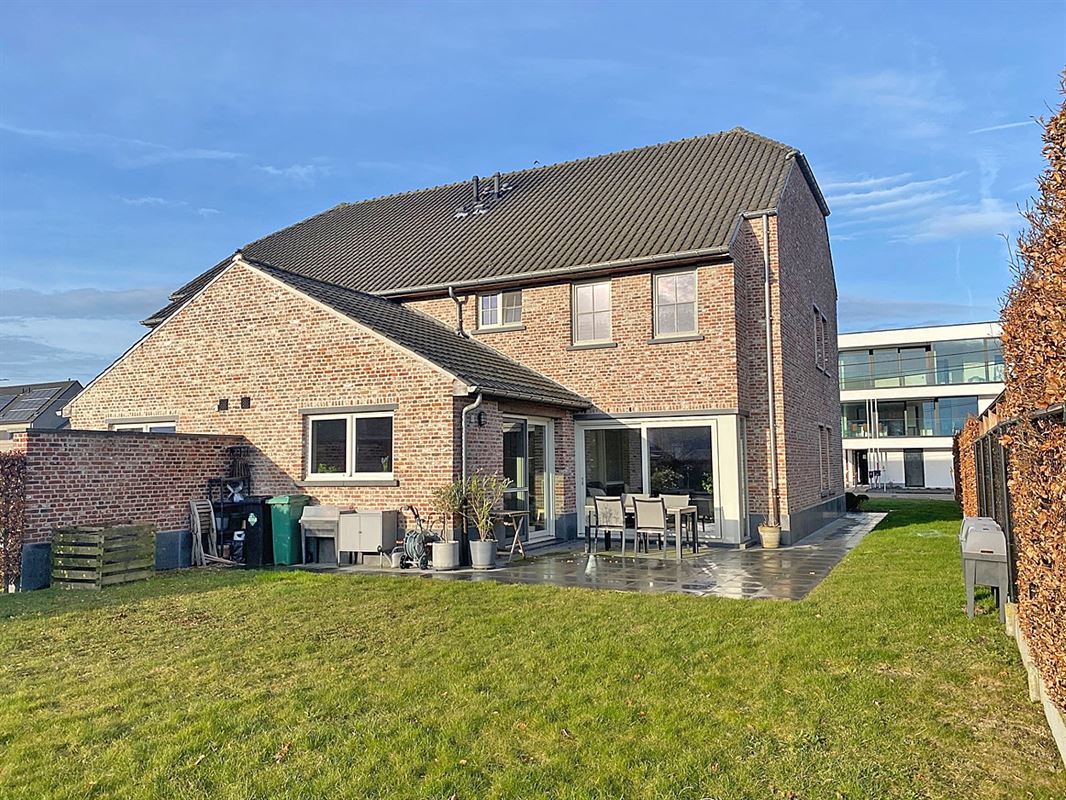 HALFOPEN BEBOUWING met 3 slaapkamers, garage & tuin