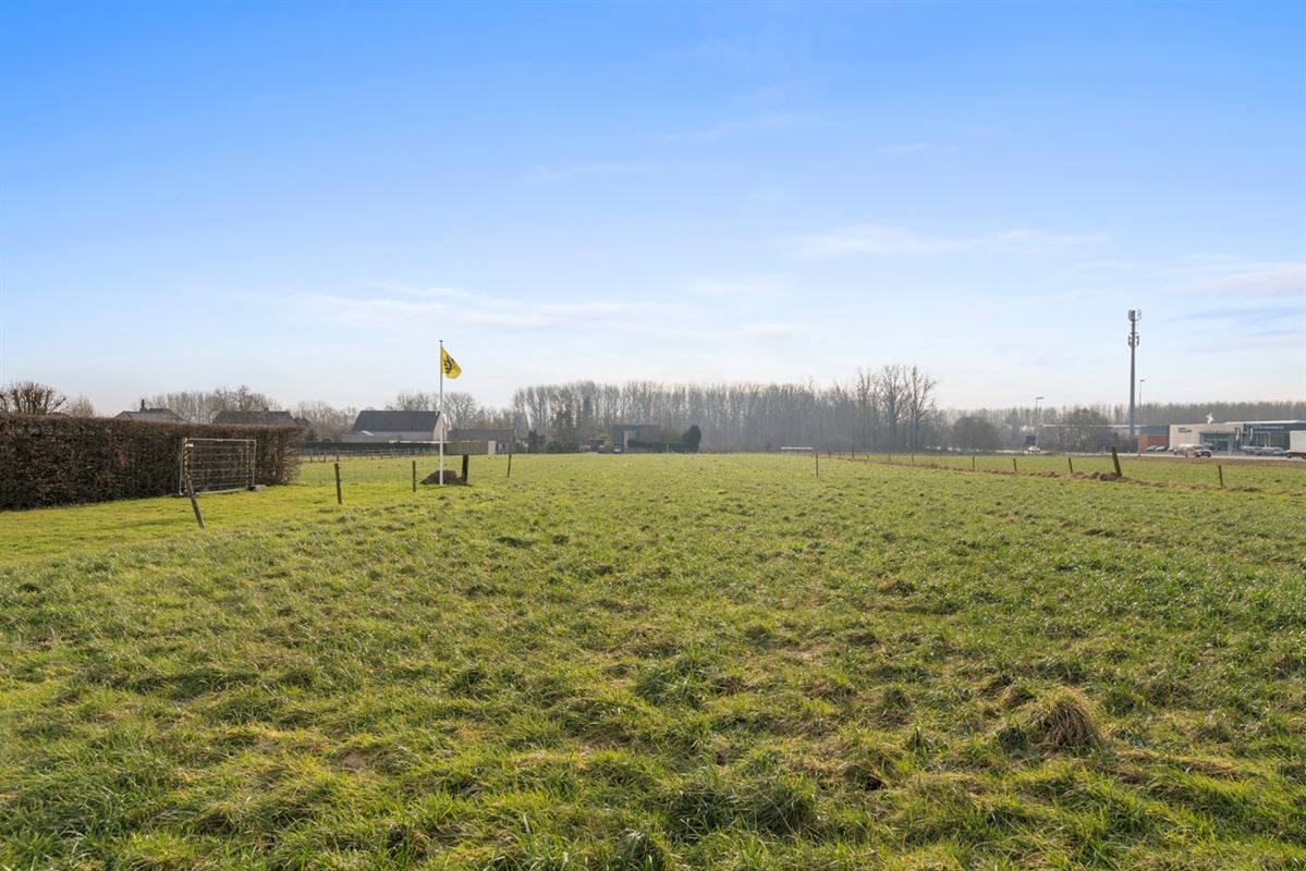 Te renoveren HALFOPEN BEBOUWING op perceel van 1.851m²
