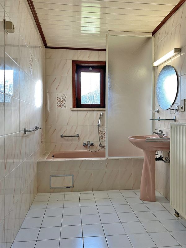 LAAGBOUWVILLA met 2 SLAAPKAMERS & GARAGE op een gunstig gelegen PERCEEL van 762m²