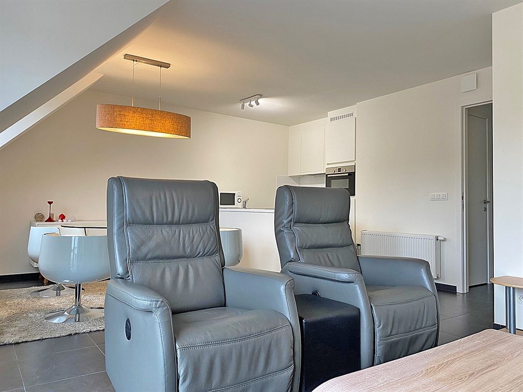 APPARTEMENT met 2 slaapkamers, terras en 2 buitenstaanplaatsen