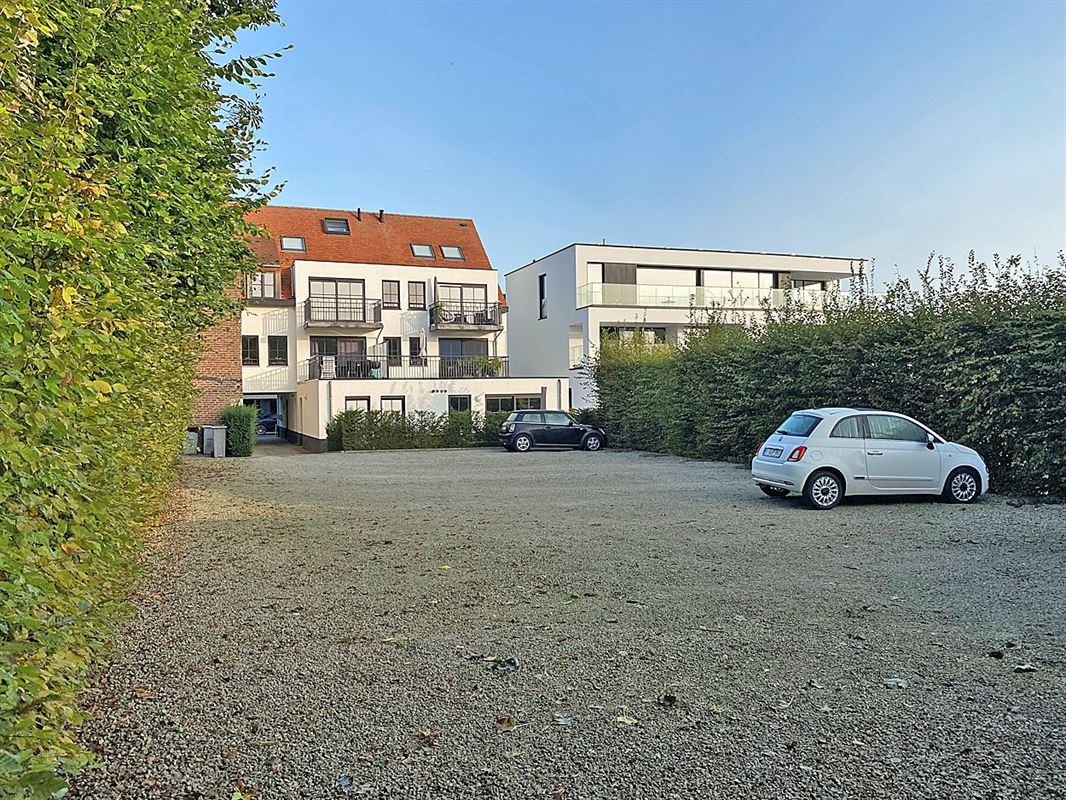APPARTEMENT met 2 slaapkamers, terras en 2 buitenstaanplaatsen