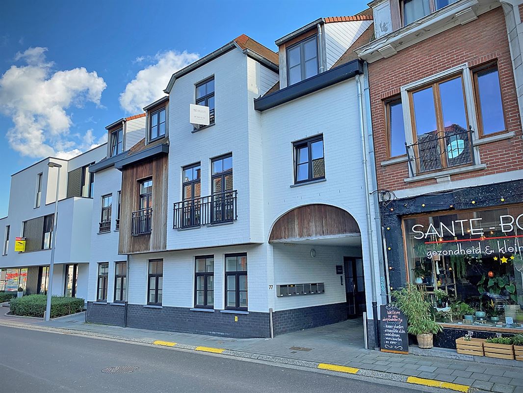 APPARTEMENT met 2 slaapkamers, terras en 2 buitenstaanplaatsen