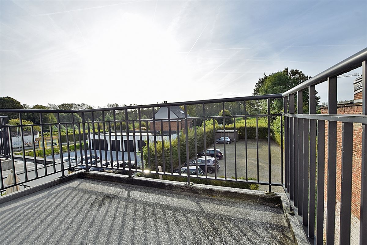 APPARTEMENT met 2 slaapkamers, terras en 2 buitenstaanplaatsen
