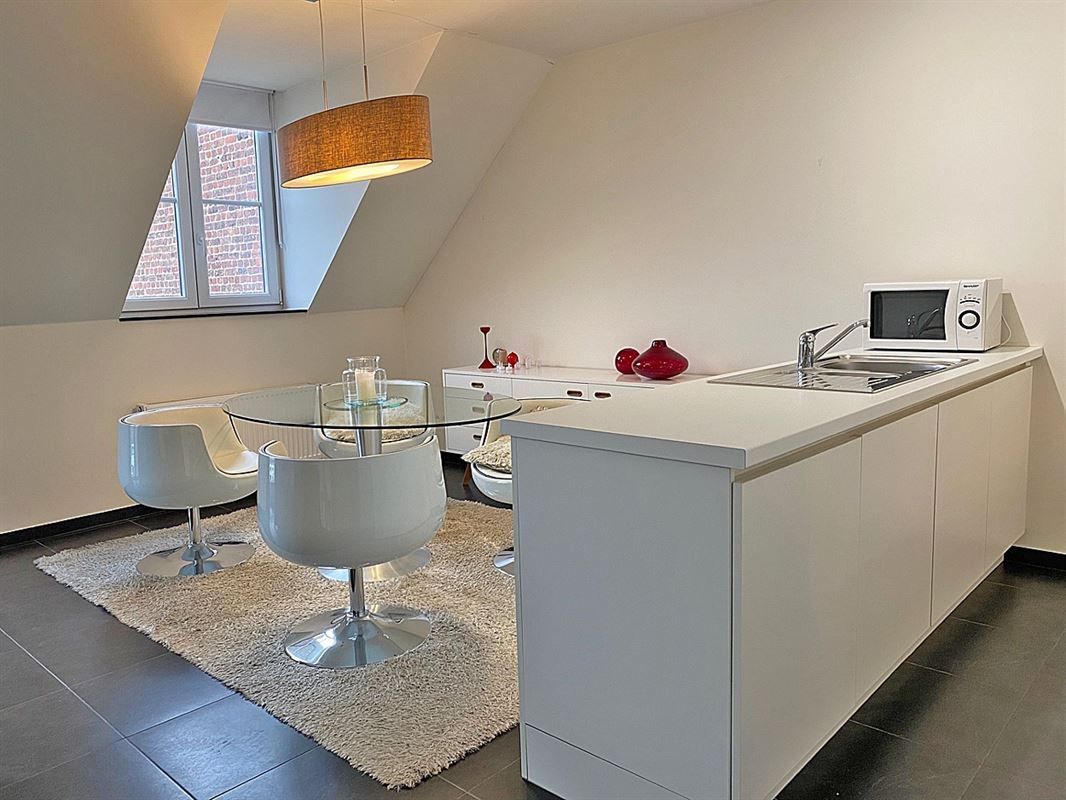 APPARTEMENT met 2 slaapkamers, terras en 2 buitenstaanplaatsen