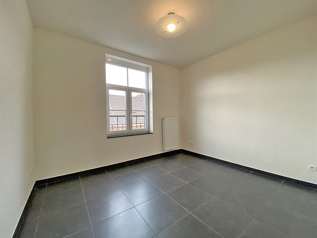 APPARTEMENT met 2 slaapkamers, terras en 2 buitenstaanplaatsen