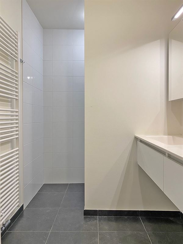 APPARTEMENT met 2 slaapkamers, terras en 2 buitenstaanplaatsen