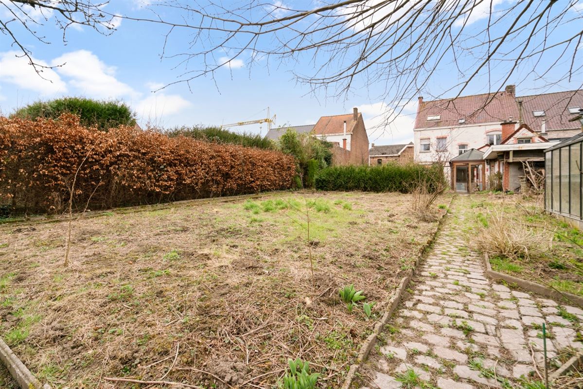 Karaktervolle te renoveren WONING (GB) met aanpalend perceel BOUWGROND