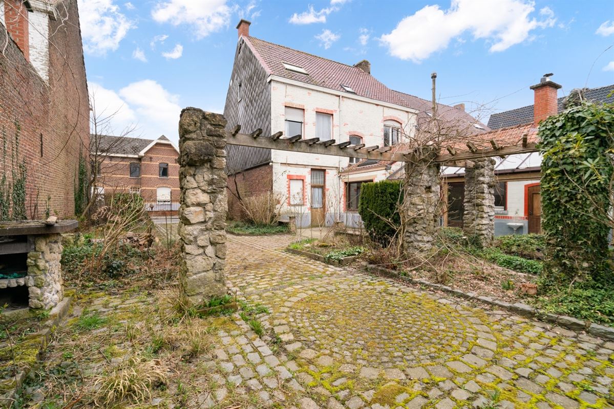 Karaktervolle te renoveren WONING (GB) met aanpalend perceel BOUWGROND