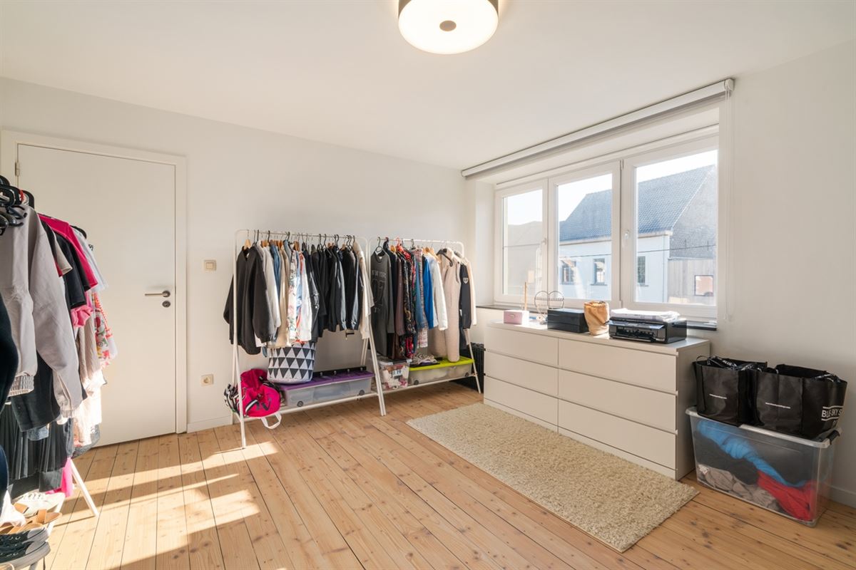 Gerenoveerde WONING met 2 slaapkamers op perceel van 611m²