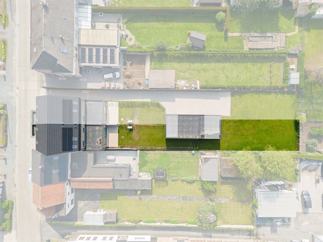 Instapklare GESLOTEN NIEUWBOUWWONING met 4 slpks, garage & carport op perceel van ca. 590m²