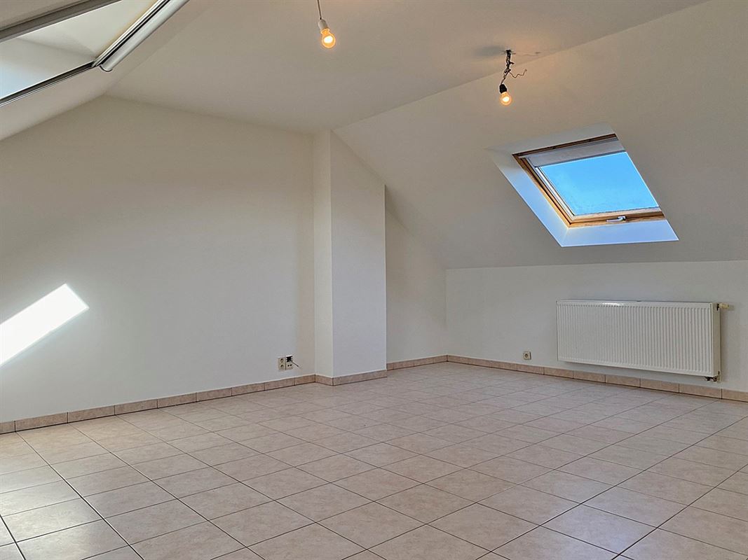 HALFOPEN BEBOUWING met 3 slaapkamers, garage & tuin