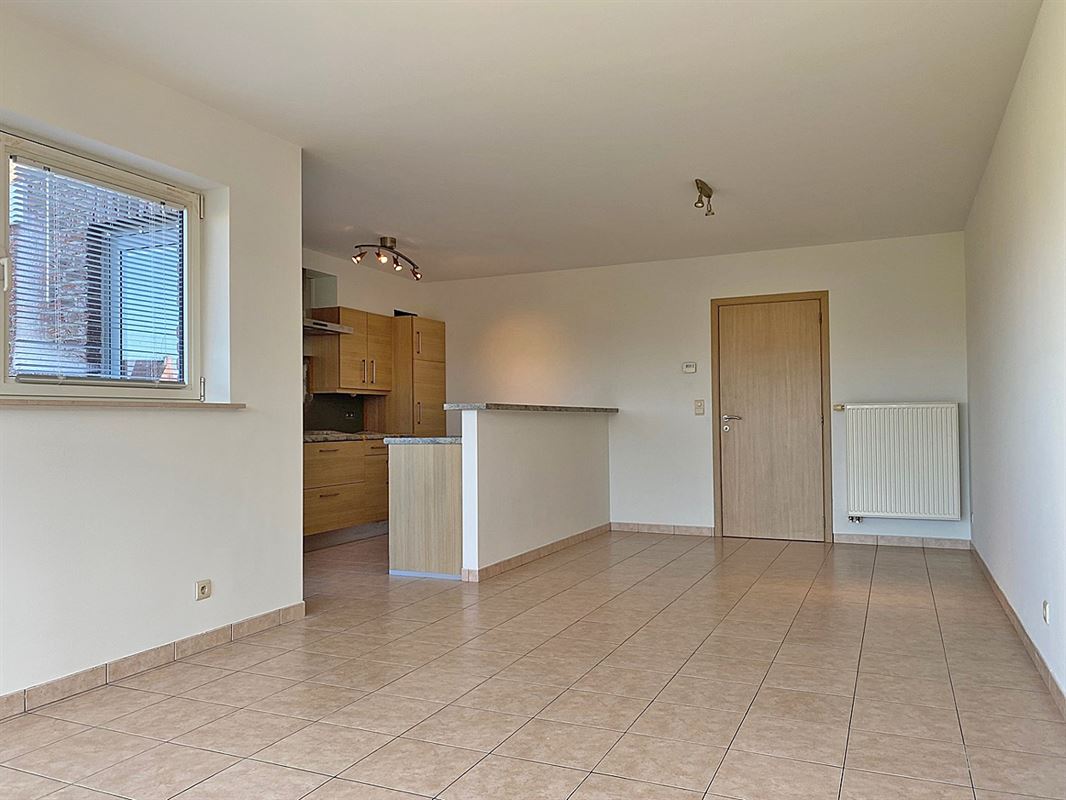 HALFOPEN BEBOUWING met 3 slaapkamers, garage & tuin