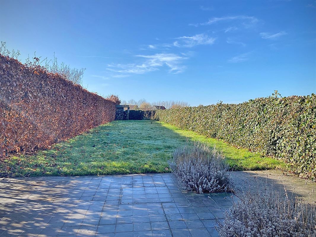 HALFOPEN BEBOUWING met 3 slaapkamers, garage & tuin