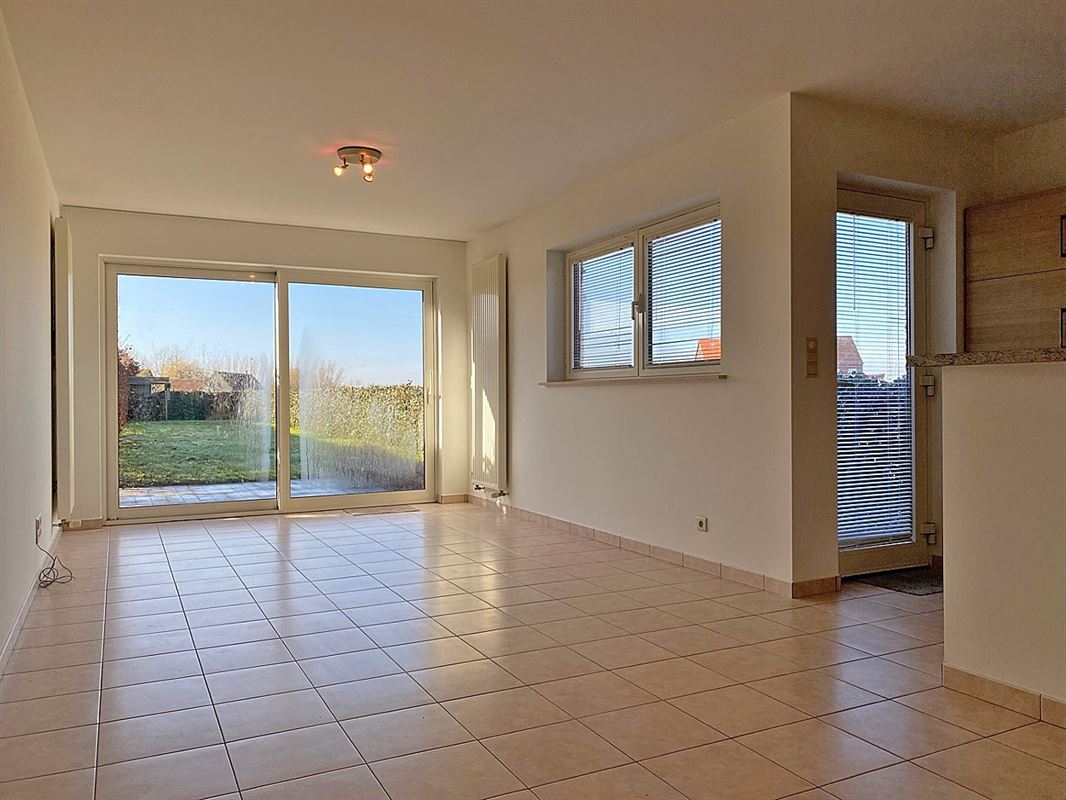 HALFOPEN BEBOUWING met 3 slaapkamers, garage & tuin