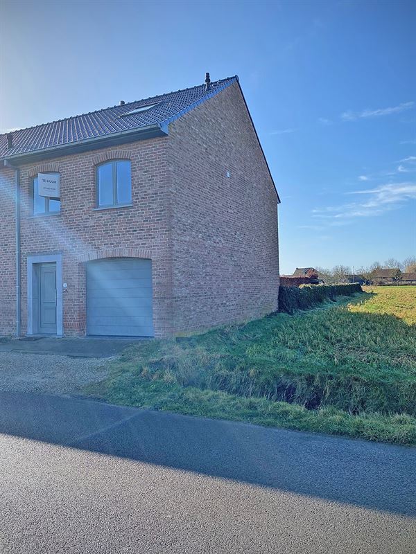 HALFOPEN BEBOUWING met 3 slaapkamers, garage & tuin