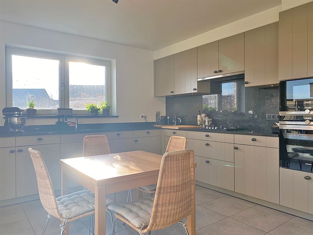 HALFOPEN BEBOUWING met 3 slaapkamers, garage & tuin