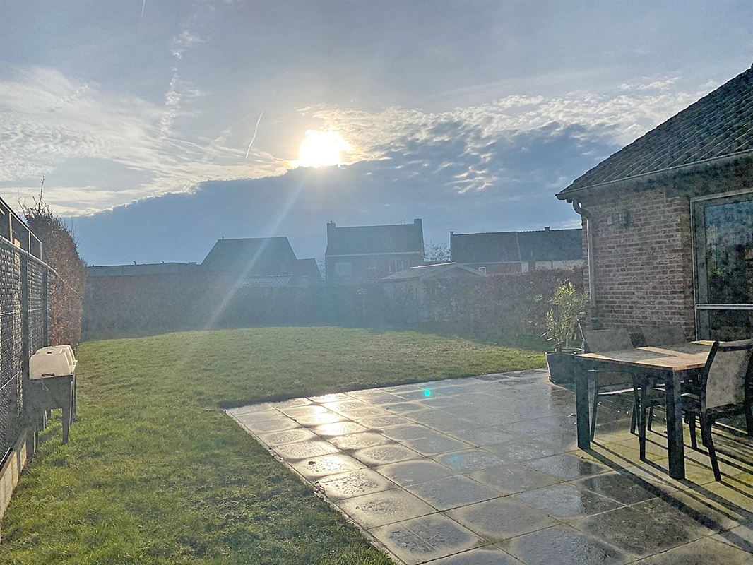 HALFOPEN BEBOUWING met 3 slaapkamers, garage & tuin