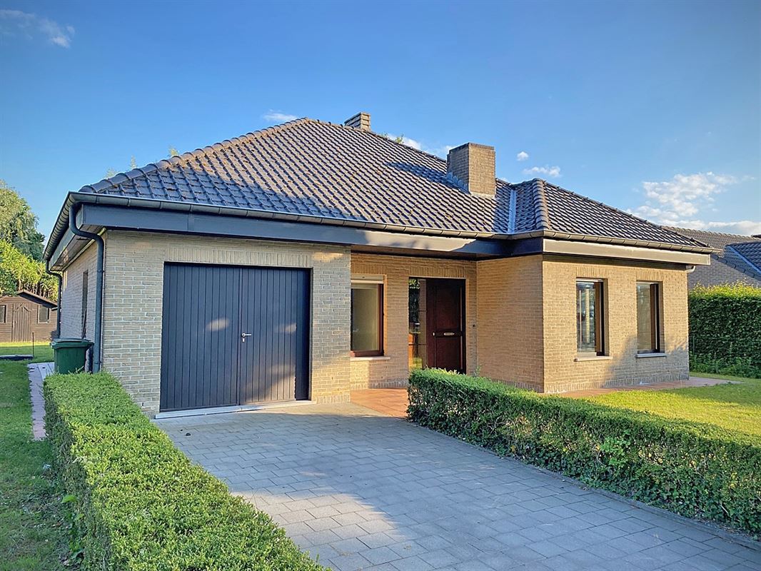 LAAGBOUWVILLA met 2 SLAAPKAMERS & GARAGE op een gunstig gelegen PERCEEL van 762m²