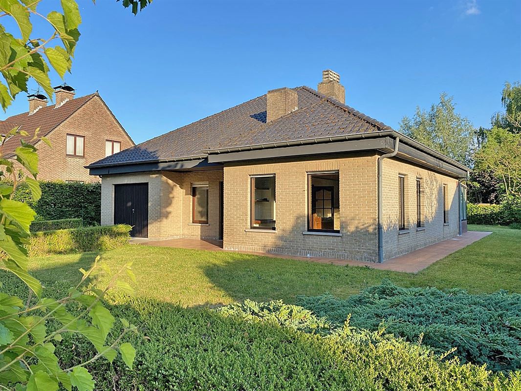 LAAGBOUWVILLA met 2 SLAAPKAMERS & GARAGE op een gunstig gelegen PERCEEL van 762m²