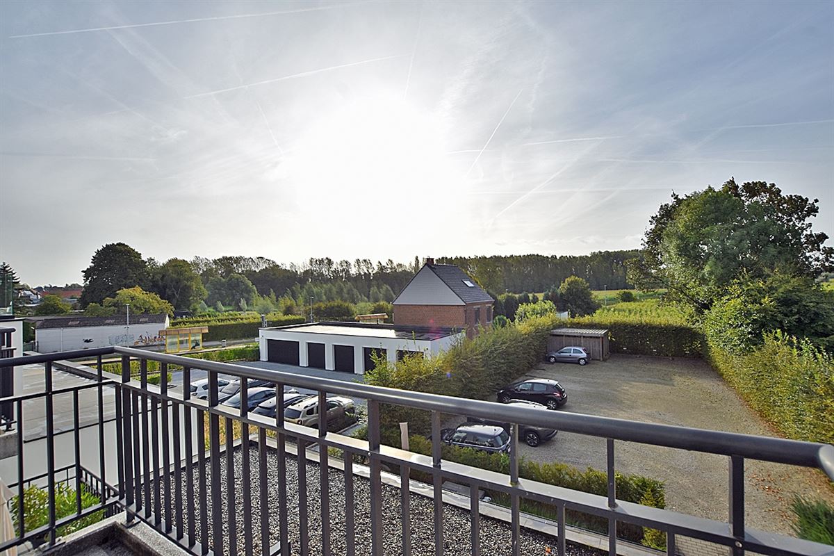 APPARTEMENT met 2 slaapkamers, terras en 2 buitenstaanplaatsen