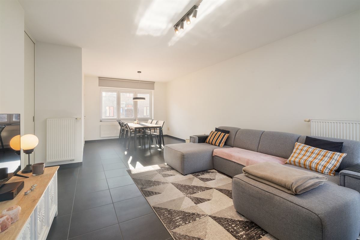 Gerenoveerde WONING met 2 slaapkamers op perceel van 611m²