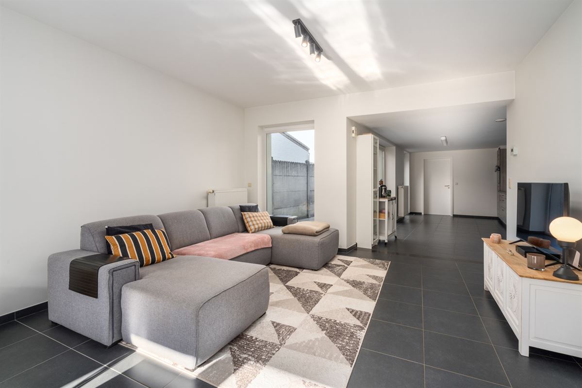 Gerenoveerde WONING met 2 slaapkamers op perceel van 611m²