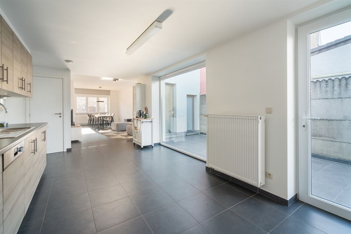 Gerenoveerde WONING met 2 slaapkamers op perceel van 611m²