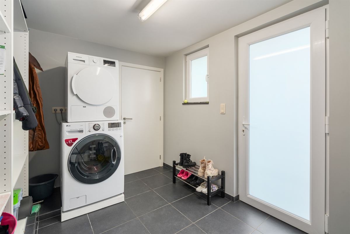 Gerenoveerde WONING met 2 slaapkamers op perceel van 611m²