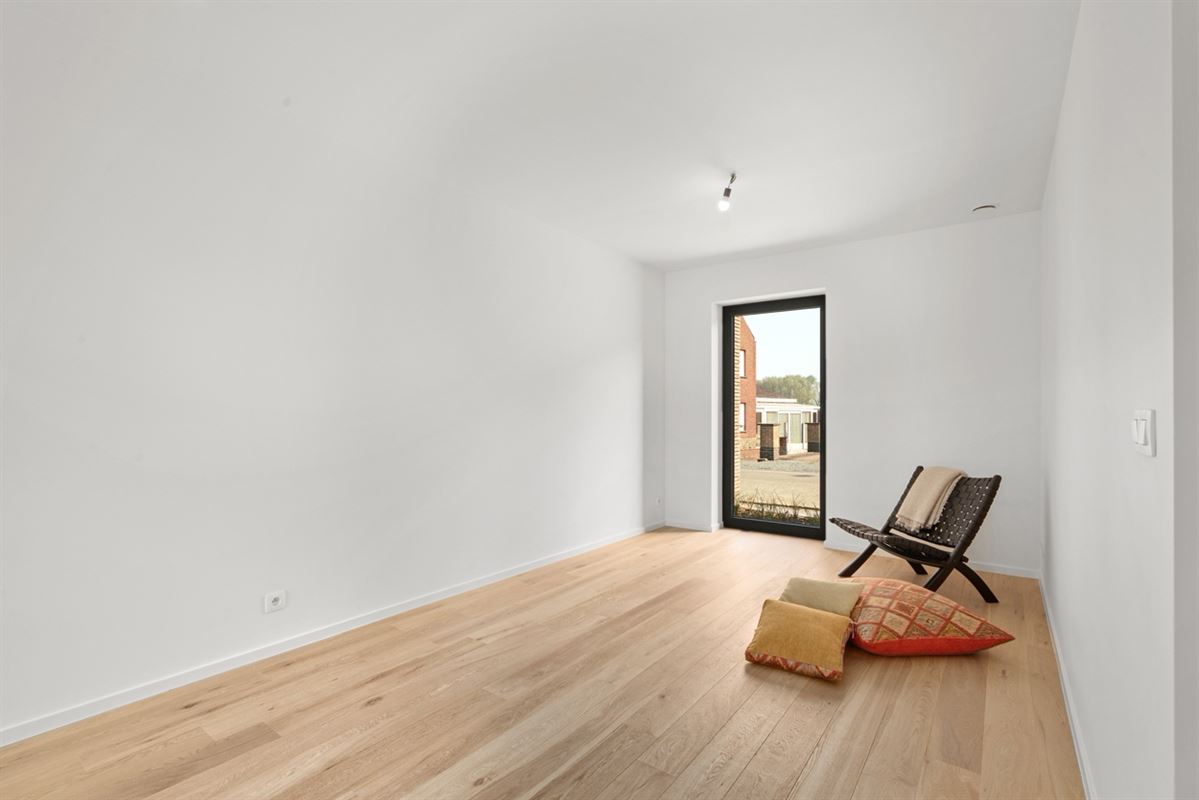 Instapklare GESLOTEN NIEUWBOUWWONING met 4 slpks, garage & carport op perceel van ca. 590m²