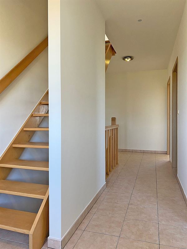 HALFOPEN BEBOUWING met 3 slaapkamers, garage & tuin