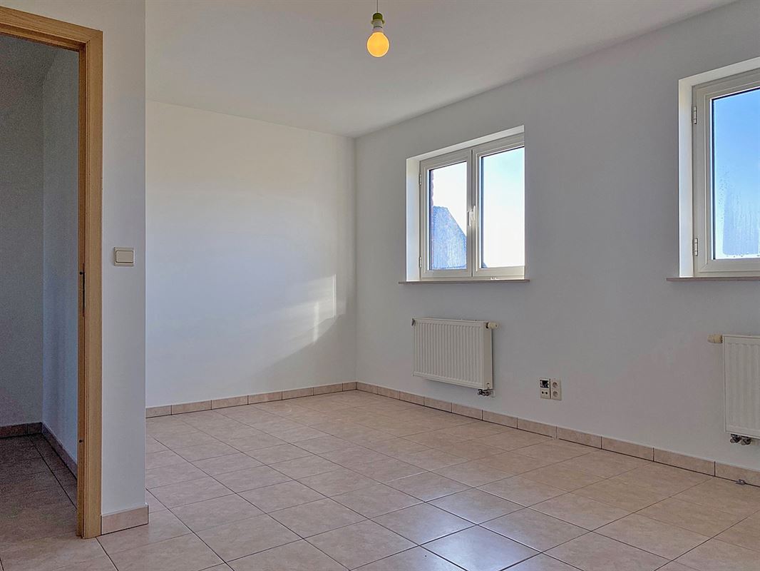 HALFOPEN BEBOUWING met 3 slaapkamers, garage & tuin