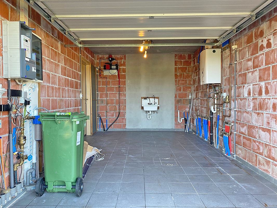 HALFOPEN BEBOUWING met 3 slaapkamers, garage & tuin
