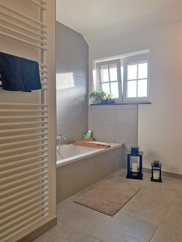 HALFOPEN BEBOUWING met 3 slaapkamers, garage & tuin