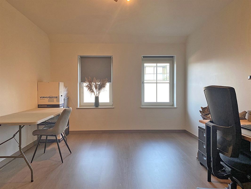 HALFOPEN BEBOUWING met 3 slaapkamers, garage & tuin