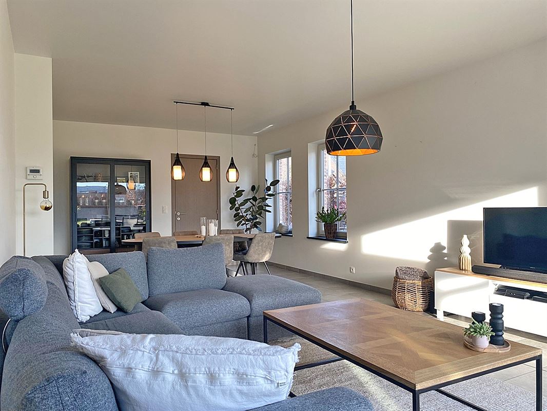 HALFOPEN BEBOUWING met 3 slaapkamers, garage & tuin