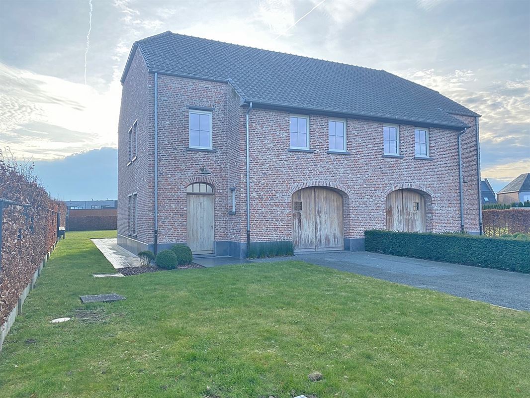 HALFOPEN BEBOUWING met 3 slaapkamers, garage & tuin