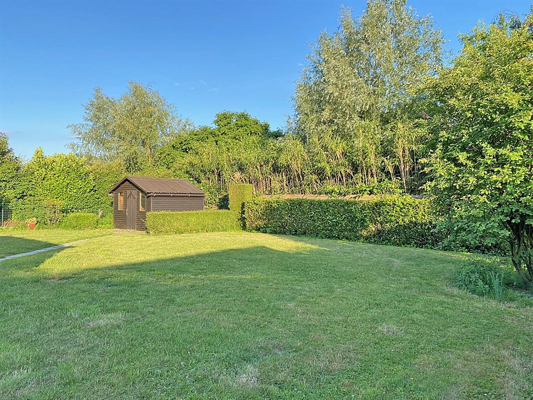 LAAGBOUWVILLA met 2 SLAAPKAMERS & GARAGE op een gunstig gelegen PERCEEL van 762m²