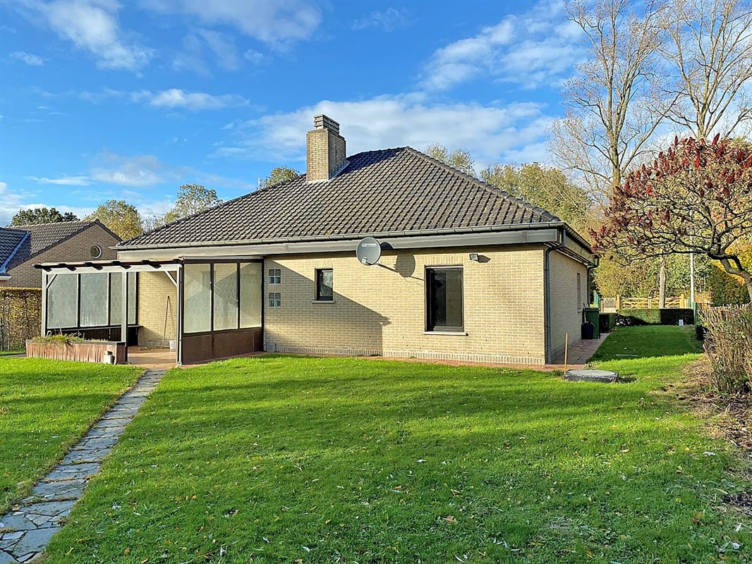 LAAGBOUWVILLA met 2 SLAAPKAMERS & GARAGE op een gunstig gelegen PERCEEL van 762m²