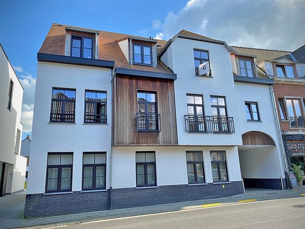 APPARTEMENT met 2 slaapkamers, terras en 2 buitenstaanplaatsen