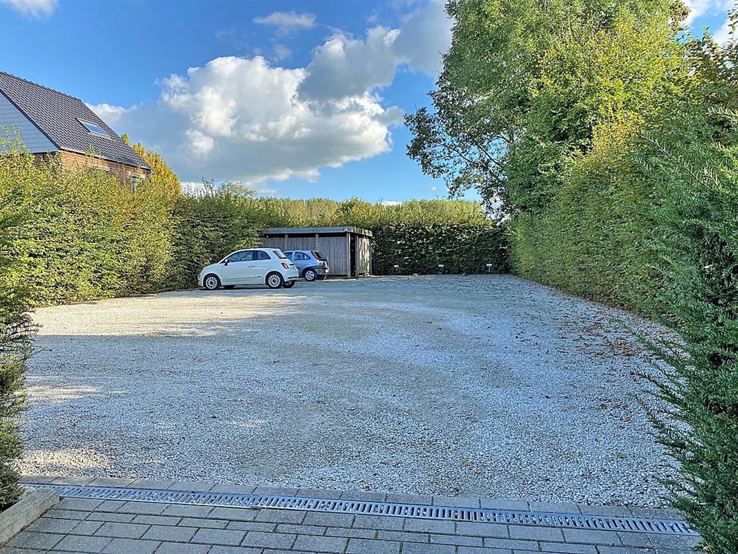 APPARTEMENT met 2 slaapkamers, terras en 2 buitenstaanplaatsen