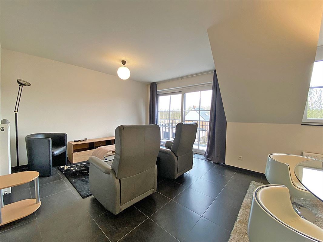 APPARTEMENT met 2 slaapkamers, terras en 2 buitenstaanplaatsen
