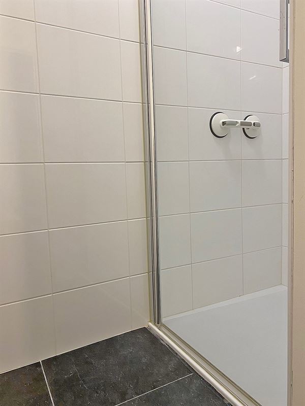 APPARTEMENT met 2 slaapkamers, terras en 2 buitenstaanplaatsen